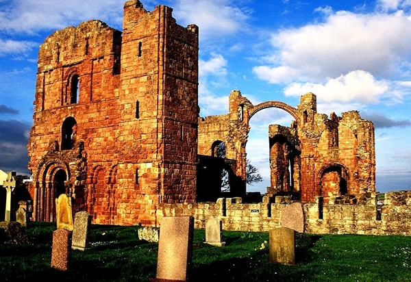 lindisfarne-priory-zomer-engeland-verenigd-koninkrijk-achtergrond