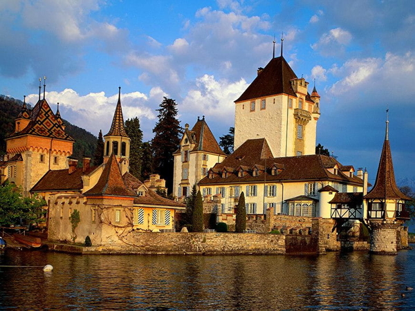 schloss-oberhofen-zwitserland-water-kasteel-middeleeuwse-architec