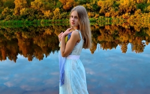 White-dress-girl-blonde-eyes-lake-forest-water-reflection_2560x16