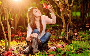 wallpapersden.com_girl-spring-grass_2560x1600