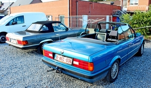 IMG_0144_2024-09-08-zo_RAMc_aankomst_Delicia_bmw-E30-cabrio_blauw