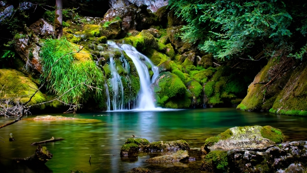 Serene-Desktop-Waterfall-Wallpaper