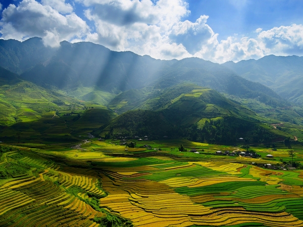 Vietnam-Yen-Bai-Province-beautiful-scenery-valley-fields_1600x120