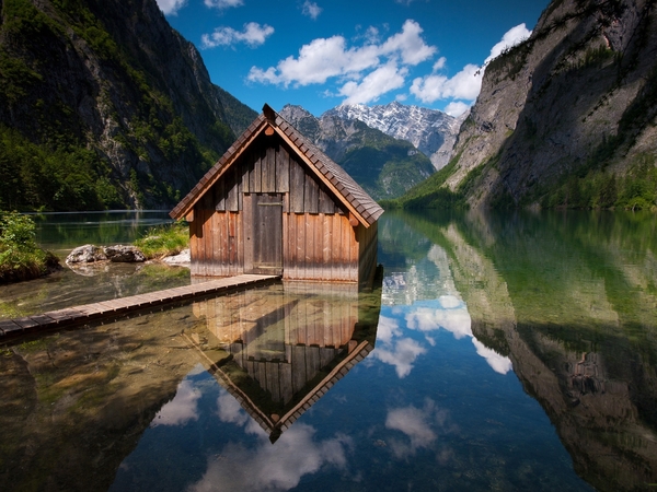 Wood-house-mountain-lake_1600x1200