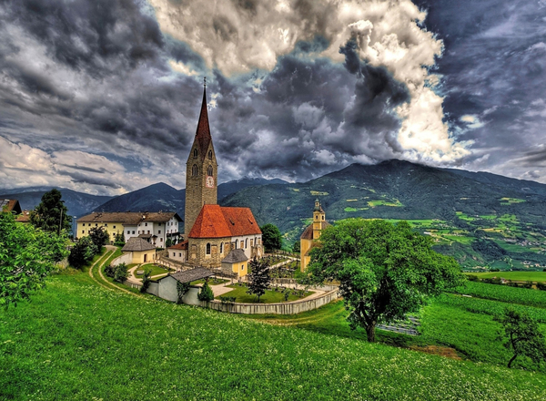 Church-in-Italian-Town-1920x1408