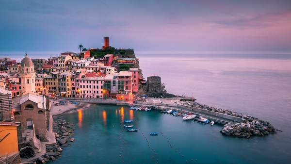 Cities_The_town_of_Vernazza__Italy_096268_