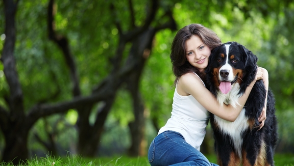 girl_dog_happiness_friendship_nature_green_background_76424_1920x