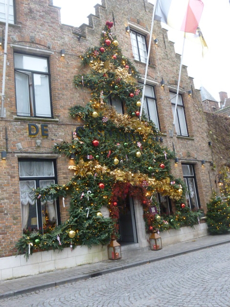 een kerstboom aan de deur