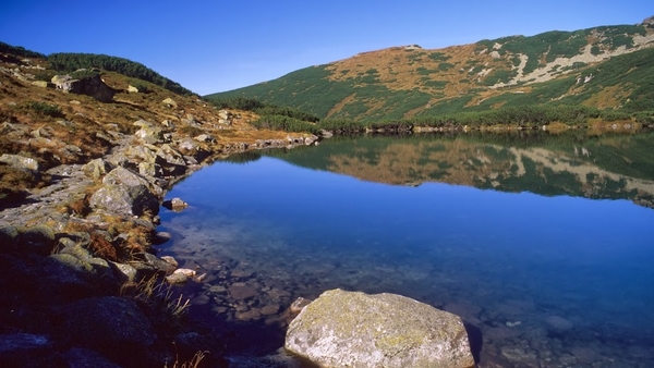 natuur-achtergrond-met-ondiep-meer-in-de-bergen