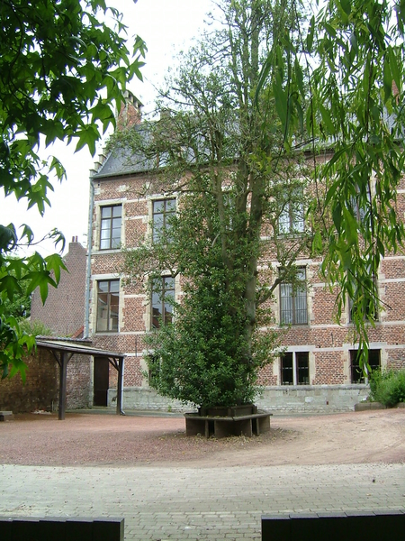 W Pastorij St.-M. achteraan