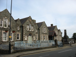 2B The_old_Shire_Hall_and_War_Memorial_in_Glanhwfa_Road_