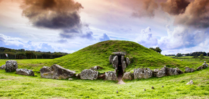 2B Bryn_Celli_Ddu_Burial_Chamber_