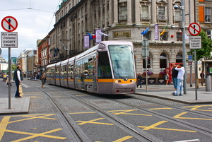 3A Dublin Luas_Tram_crosses_O'Connell_Street,_DUBLIN_