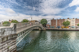 3A Dublin THE_HALFPENNY_BRIDGE_IN_DUBLIN