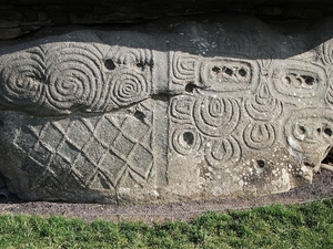 4A Ierl  Megalithic art on Newgrange kerbstone