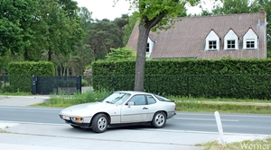 IMG_3751_2025-05-18-zo_Klokken-rit_08u29_Snelle-Porsche-924_zilve