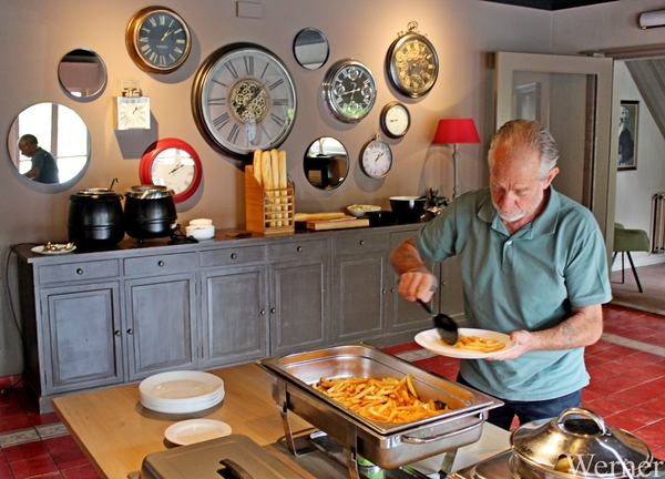 IMG_3894_2025-05-18-zo_Klokken-rit_vvk-apen_middageten_JP-neemt-b