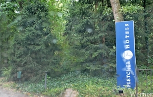 IMG_3042-12d__Fletcher-hotel-weg-wijzer_inde-regen