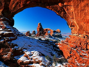 arches-national-park-natuurlijke-boog-bergen-achtergrond