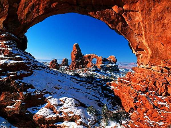 arches-national-park-natuurlijke-boog-bergen-achtergrond