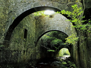 bultrug-brug-spanje-boog-grot-achtergrond