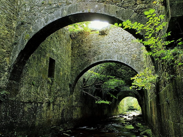 bultrug-brug-spanje-boog-grot-achtergrond