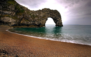 purbeck-heritage-coast-natuurlijke-boog-swanage-engeland-achtergr