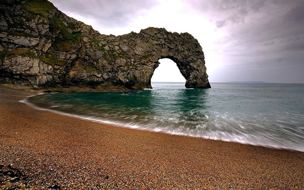 purbeck-heritage-coast-natuurlijke-boog-swanage-engeland-achtergr