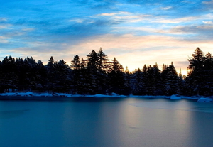 natuur-voor-dubbele-monitoren-reflectie-blauwe-achtergrond