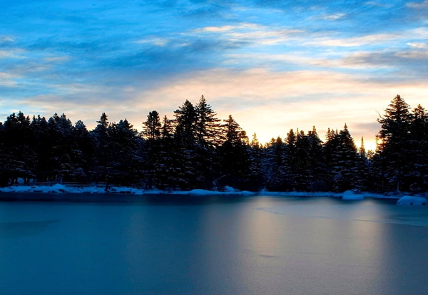 natuur-voor-dubbele-monitoren-reflectie-blauwe-achtergrond