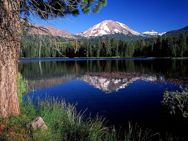 reflectie-natuur-besneeuwde-bergen-meer-achtergrond
