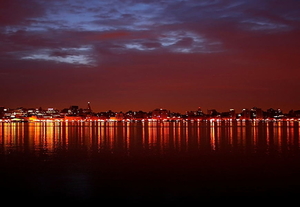 voor-dubbele-monitoren-horizon-nacht-reflectie-achtergrond