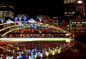 voor-dubbele-monitoren-nacht-metropolis-licht-achtergrond