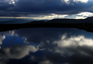 voor-dubbele-monitoren-natuur-wolken-reflectie-achtergrond