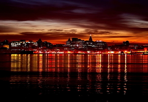 voor-dubbele-monitoren-stadsgezicht-reflectie-horizon-achtergrond