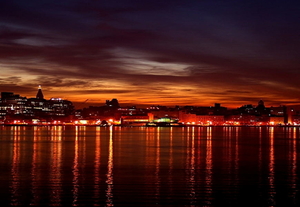 voor-dubbele-monitoren-stadsgezicht-stad-nacht-achtergrond
