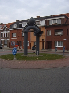 kunstwerk,driehoestraat rond punt