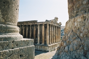 2   Baalbek _Bachustempel _zicht tussen zuilen doorzuilen