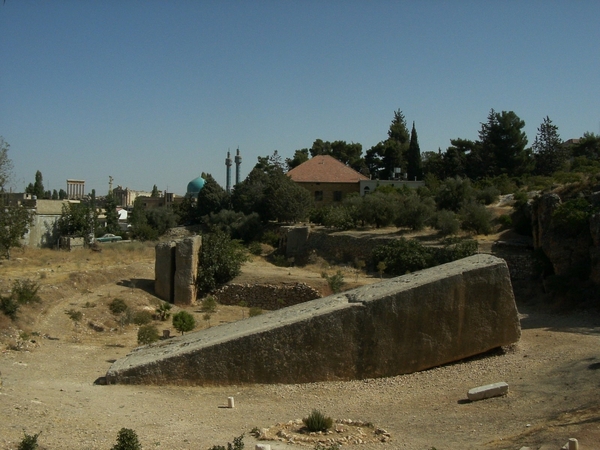 2   Baalbek _enorme fundatiesteen van bijna 1000 ton, achtergelat