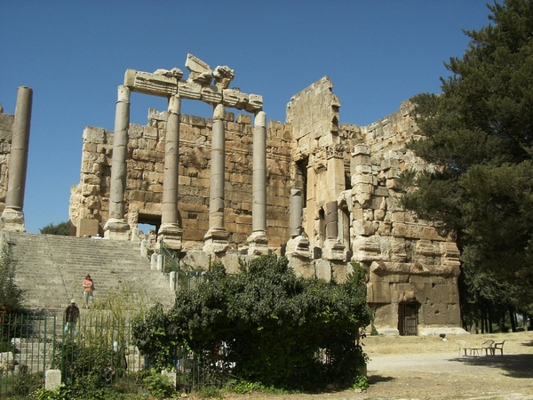 2   Baalbek _overblijfsels van de hoofdingang van het  Baalbek te