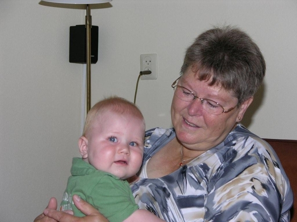 Niels met Oma.
