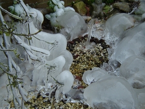 Prachtige ijsvorming in waterval