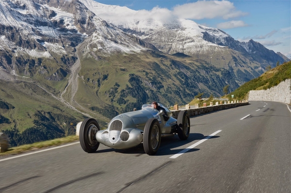 Mercedes racewagen in bergen
