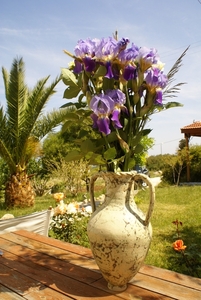Bloemstuk in zelfgemaakte Amphora