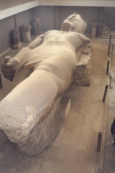 1d Memphis museum_liggend beeld van Ramses II