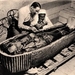 1a EM_Toetanchamon_Howard Carter aan het werk bij de sacrofaag va