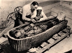 1a EM_Toetanchamon_Howard Carter aan het werk bij de sacrofaag va