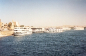 2 Nijl_cruiseboten bij aanlegkade