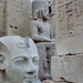 2a Karnak_tempel_beeld bij muren vol hierogliefen