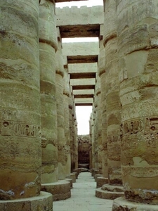 2a Karnak_tempel_zuilenrij 2